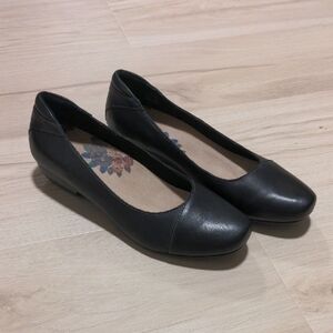 Taos Debut Black Women's Flats